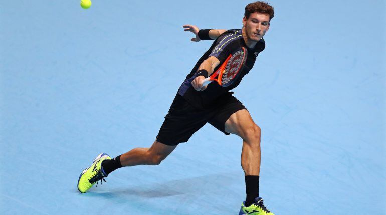 Carreño intenta golpear una pelota frente a Thiem