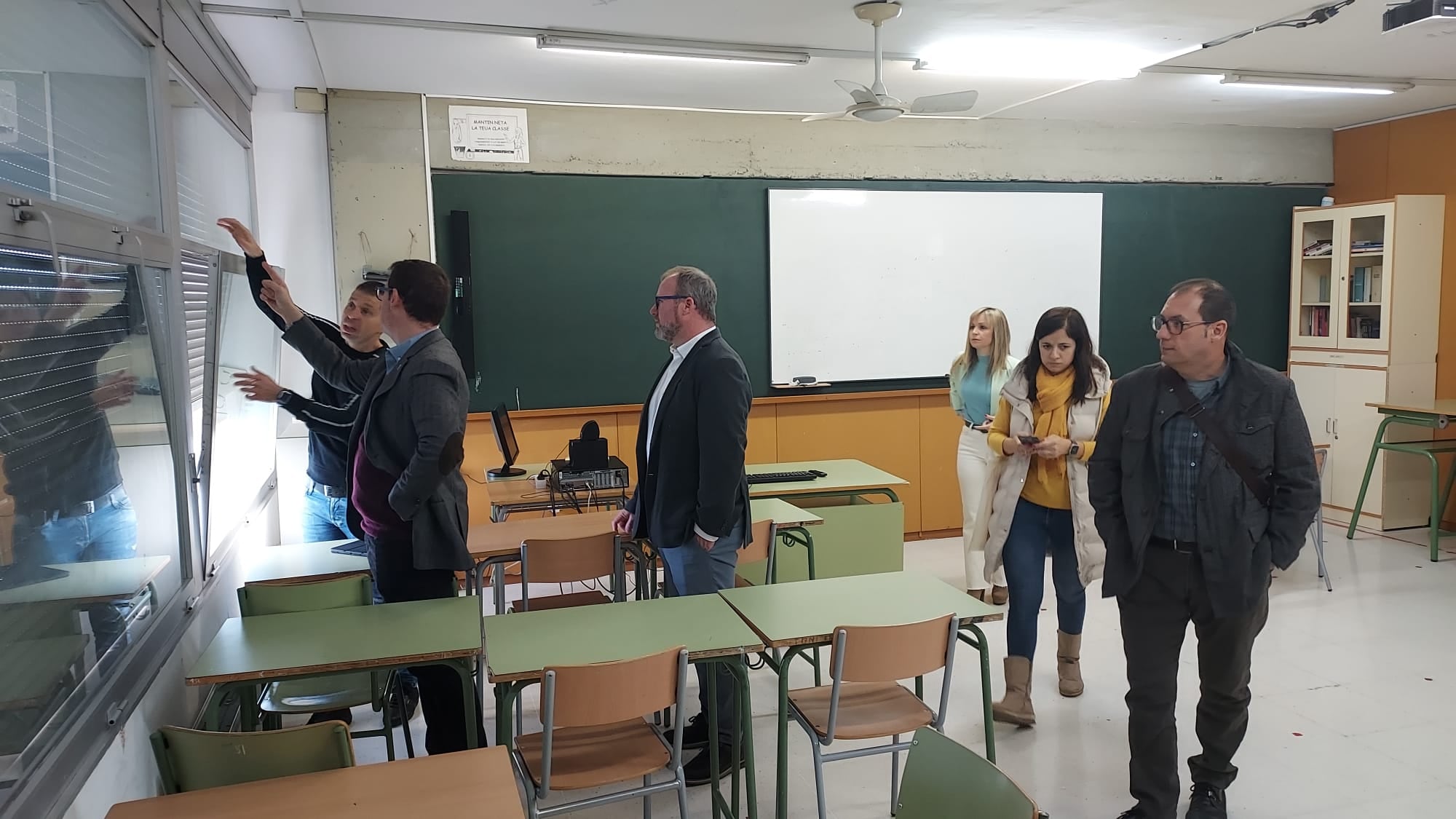 Las autoridades municipales durante la visita al centro junto al del director general de Infraestructuras Educativas, Víctor García.
