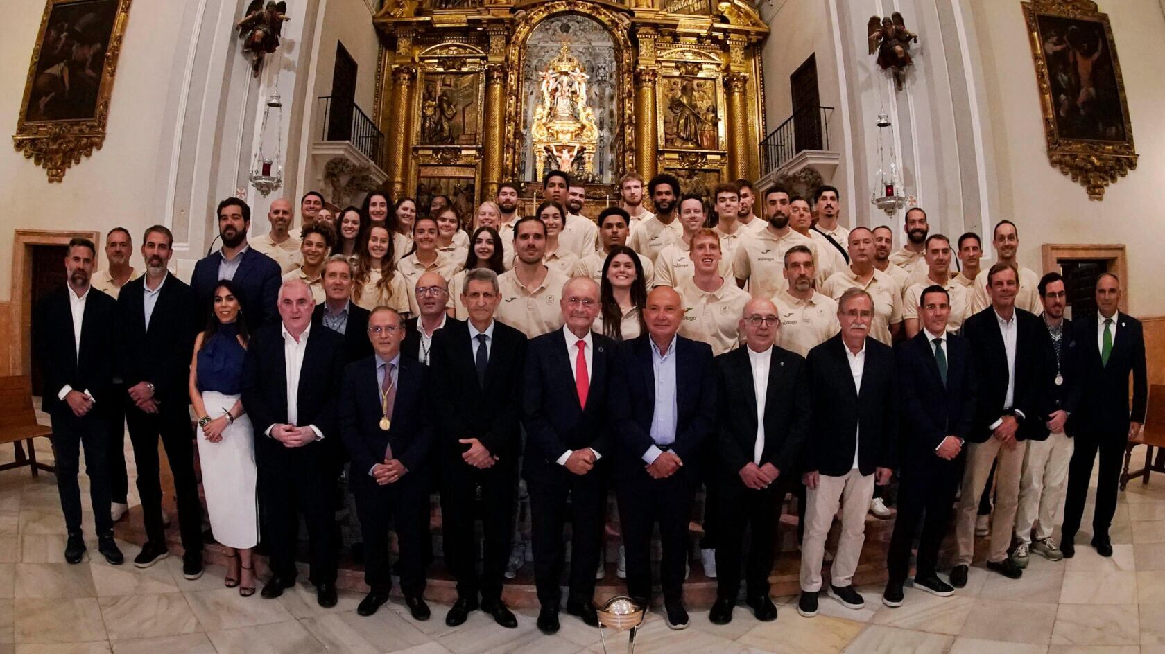Foto de familia en la visita a la Virgen de la Victoria