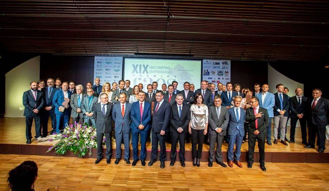 Foto de premiados y autoridades en la XIX gala de los Premios Faes. 