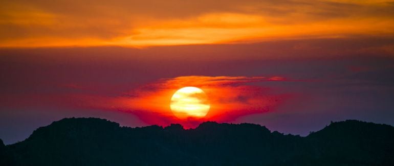 El sol, a punto de ocultarse tras los montes próximos a Marvão, en Portugal. 