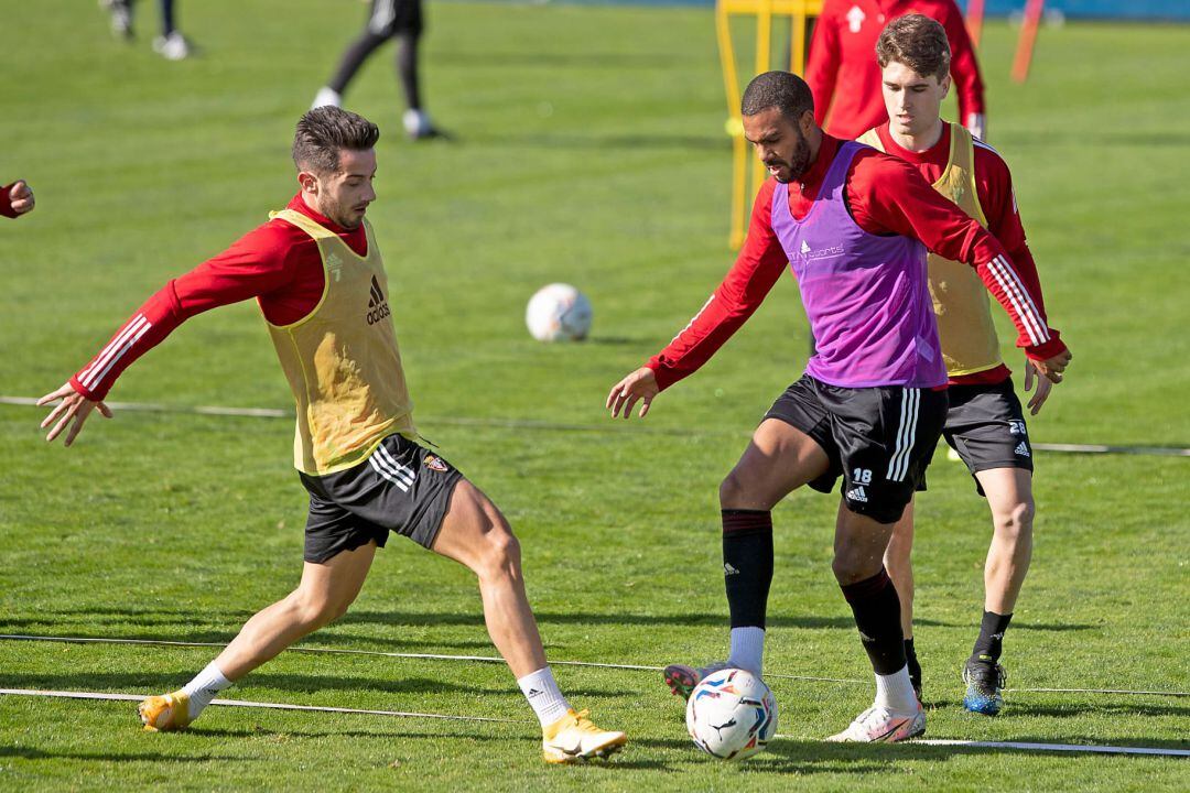 Jony durante la semana en Tajonar principal novedad en Osasuna para visitar al Alavés  