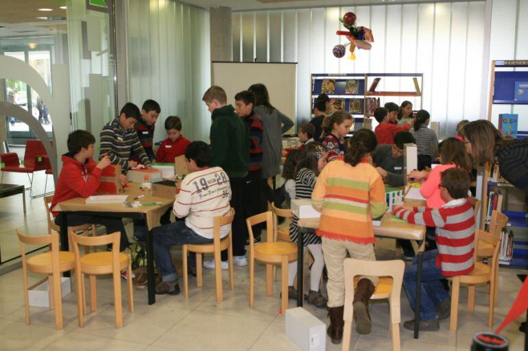 Grupo de niños en la biblioteca municipal
