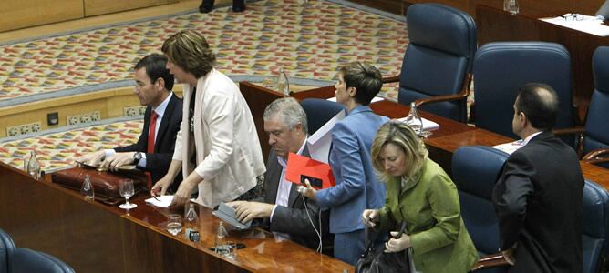 La diputada del PSOE Maru Menéndez abandona el Pleno de la Asamblea de Madrid junto al resto de sus compañeros de partido tras ser expulsada del mismo, en el que se han debatido asuntos relacionados con la sanidad y educación