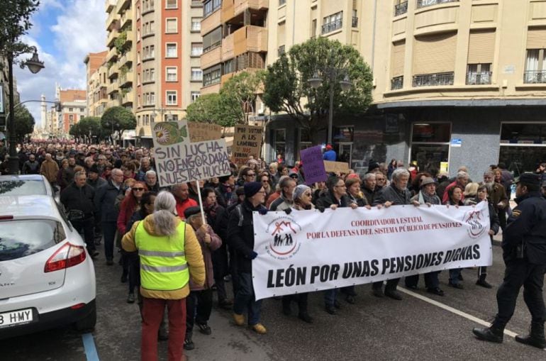 Cabecera de la manifestación de las pensiones el pasado 17 de marzo en León