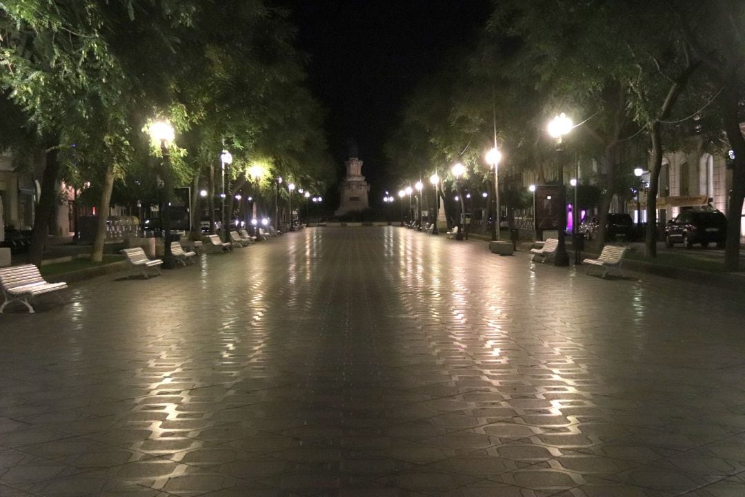 La Rambla Nova de Tarragona vacía poco después de las 10 de la noche tras el toque de queda