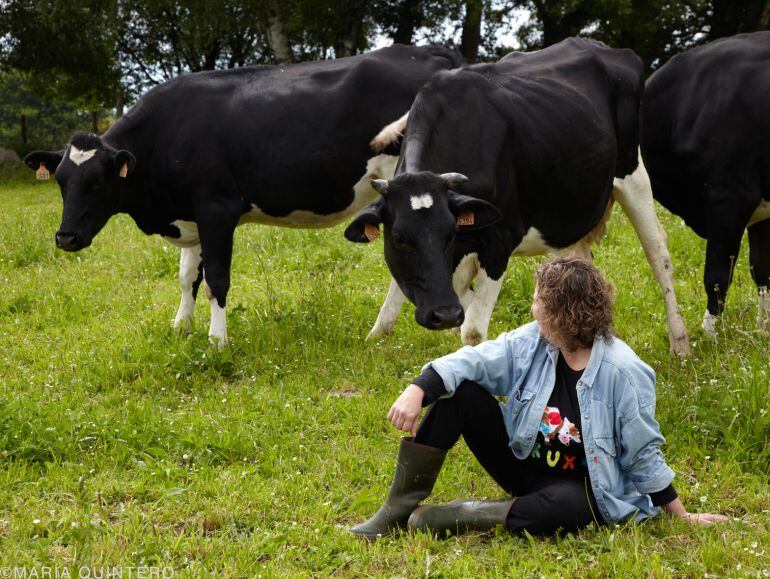 Maite Alvarez junto a sus vacas en la localidad lucense de Monterrosso