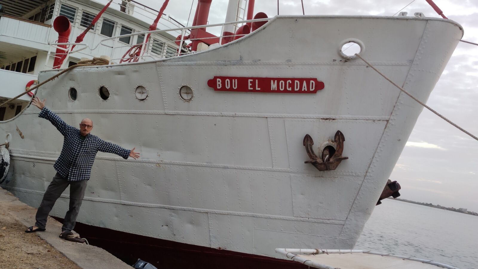 Fernando posa junto al BOU EL MOGDAD, bateau que hace las travesías en el río Senegal entre Saint Louis y Podor