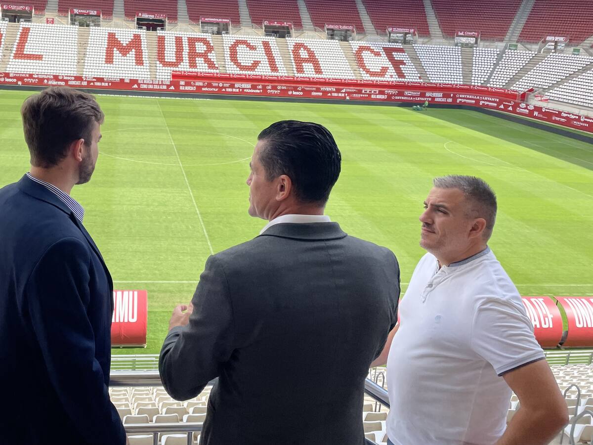 Entrevista a Salvador Oliva, presidente de FEPEMUR: "La gente es libre de animar, todo lo que sea apoyar al Real Murcia es bienvenido"