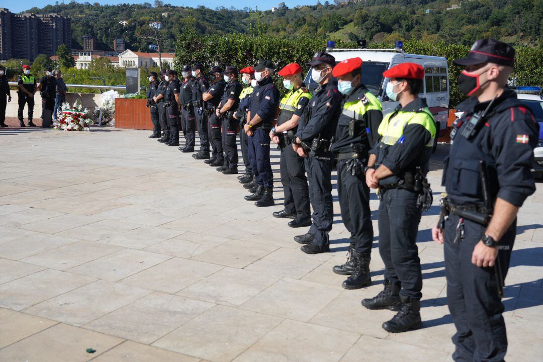  Varios ertzainas forman, durante el homenaje al ertzaina Txema Aguirre, a 13 de octubre de 2021, en Bilbao