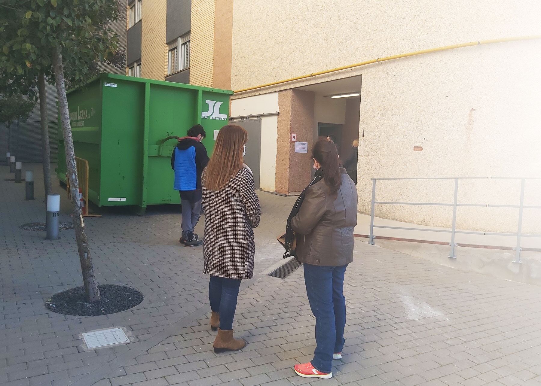 Personas esperando a la vacunación en el hospital Virgen de los Lirios