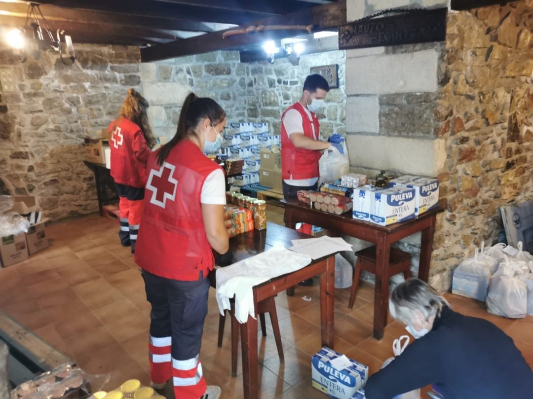 Voluntarios de Cruz Roja preparan los lotes de comida