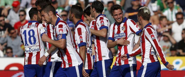 Los rojiblancos celebran el gol de Saúl al Córdoba.