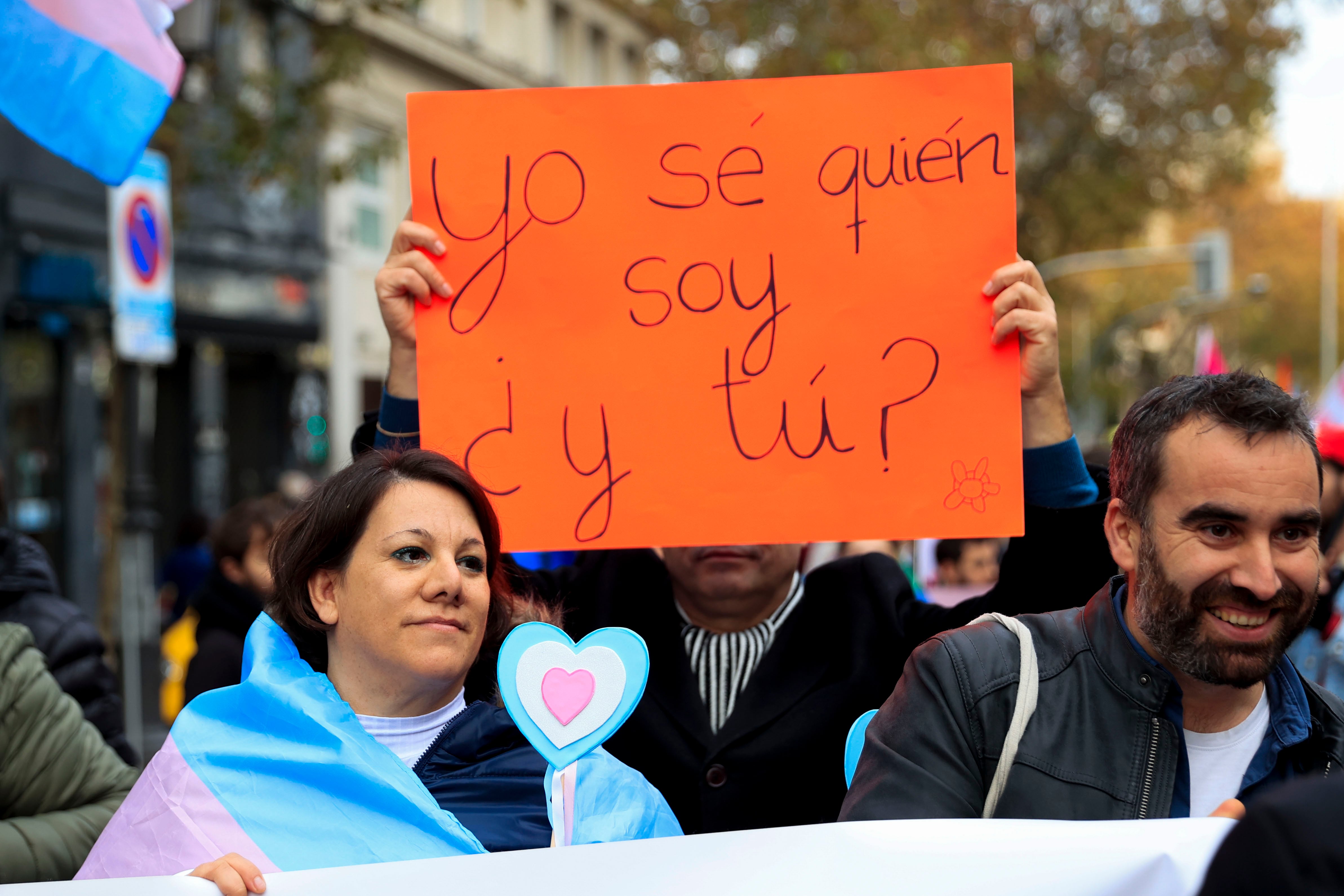 La Federación Estatal de Lesbianas, Gais, Trans, Bisexuales, Intersexuales y más (FELGTBI+) y diversas organizaciones se manifiestan en Madrid para reivindicar la ley trans 