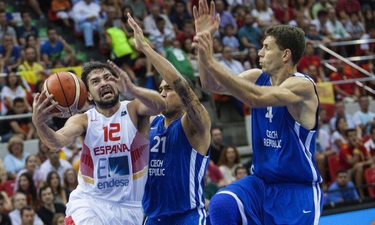 Llull entra a canasta en un amistoso