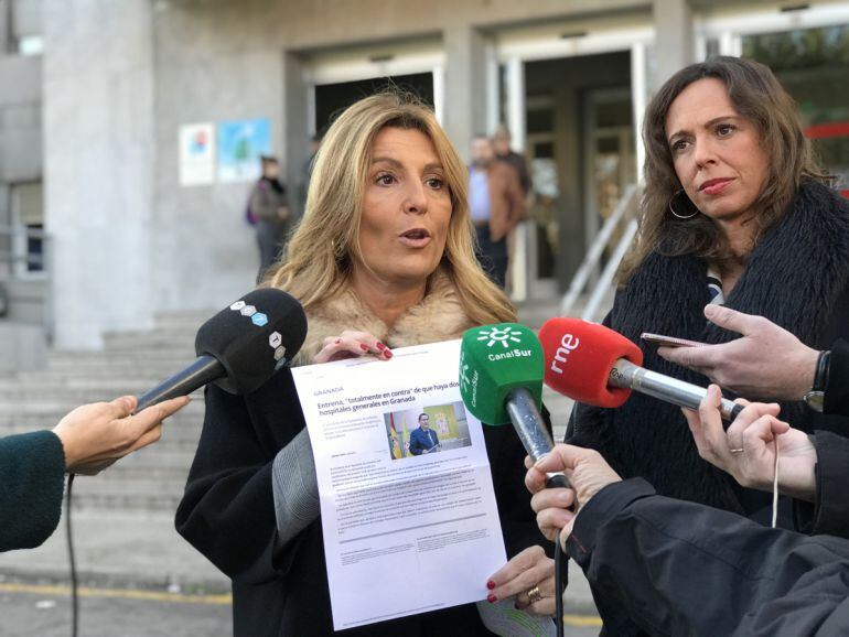 Las populares Eva Martín y Rocío Díaz atienden a los periodistas para hablar de la &quot;desfusión hospitalaria&quot; a las puertas del antiguo Hospital Clínico de Granada