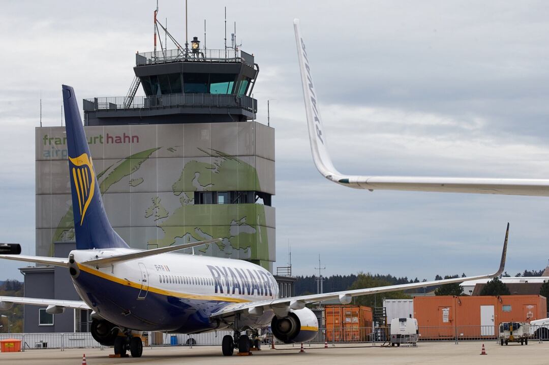 Dos aviones 737 de la compañía aérea irlandesa Ryanair en el aeropuerto de Hahn