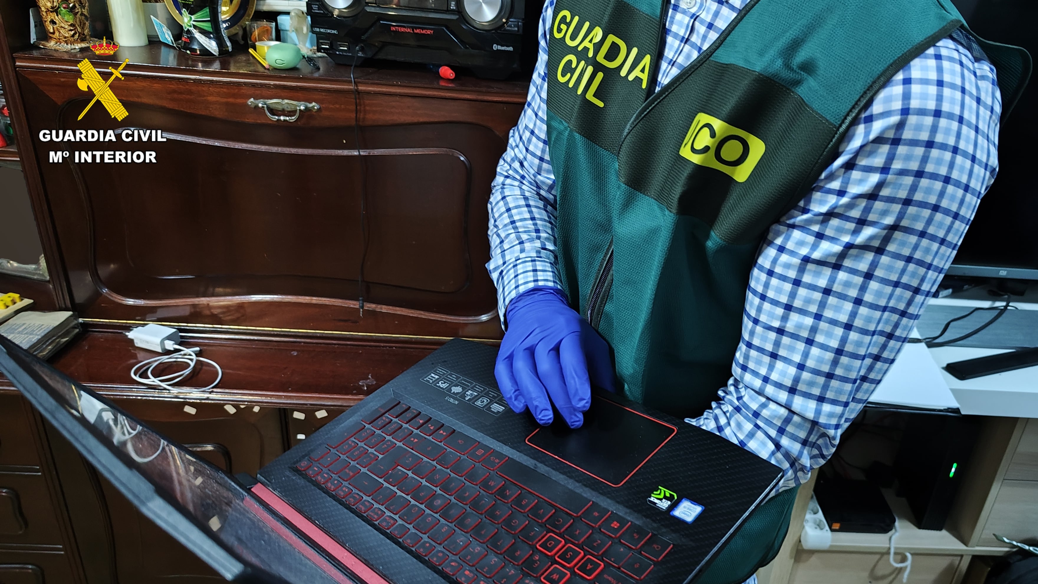 MADRID, 28/06/2024.- La Unidad Central Operativa (UCO) de la Guardia Civil ha detenido a dos personas en Sevilla y Asturias como supuestos responsables de un centenar de ciberataques contra administraciones públicas y empresas privadas, nacionales e internacionales, desde octubre de 2022. Los investigadores han acreditado que los arrestados estuvieron detrás de los ataques a la ITV de Asturias (ITVASA), a varios ayuntamientos y diputaciones, a la Universidad Autónoma de Madrid, al Ministerio de Salud de Perú, al Ministerio de Cultura de Argentina y al Poder Judicial del estado mexicano de Tlaxcala, entre otros.  EFE/  GUARDIA CIVIL/SOLO USO EDITORIAL/SOLO DISPONIBLE PARA ILUSTRAR LA NOTICIA QUE ACOMPAÑA (CRÉDITO OBLIGATORIO)

