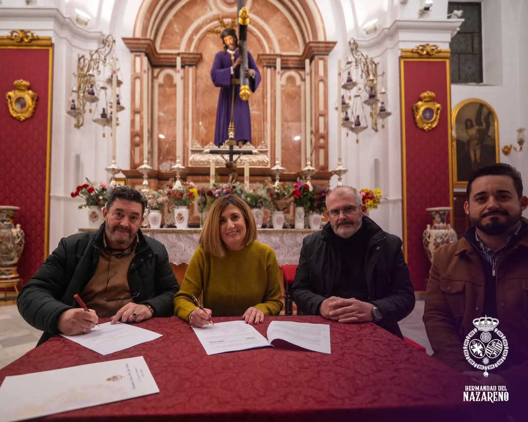 Firma del contrato entre la Hermandad del Nazareno de Huelva y los Hermanos Caballero