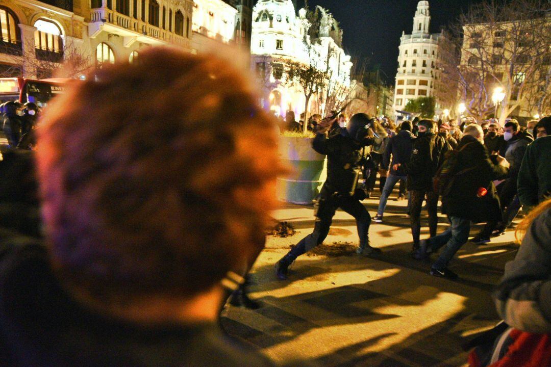 Un agente de la Policía Nacional durante una concentración en rechazo al encarcelamiento de Pablo Hasel, en València, a 16 de febrero de 2021.