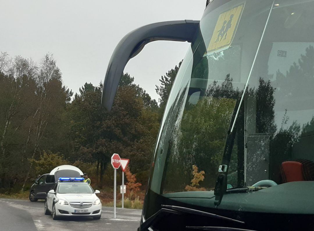 En la imagen, el bus escolar detenido por una patrulla de la Guardia Civil