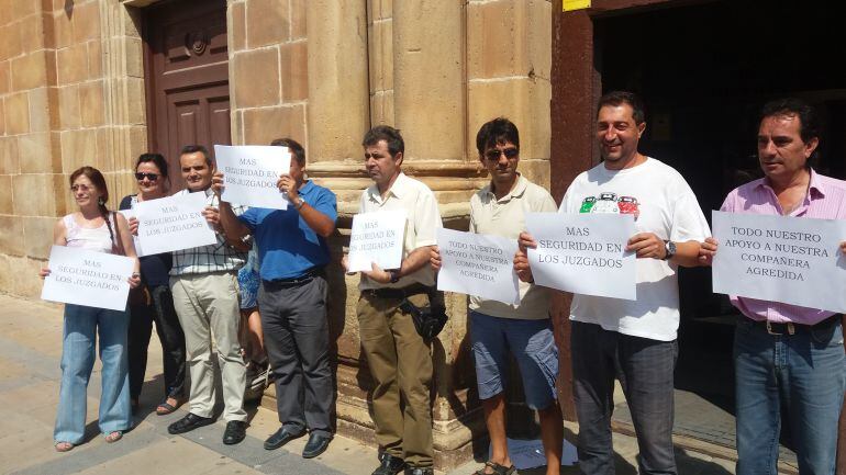 Trabajadores de Justicia se concentran ante el Palacio de los Condes de Gómara.