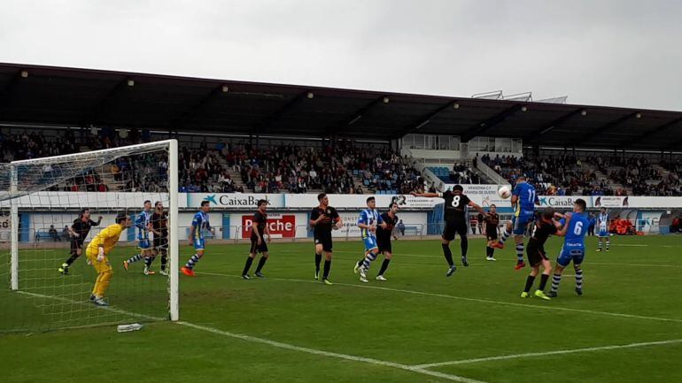 Fran Adeva (11) remata de cabeza en una de las jugadas de ataque de los blanquiazules.
