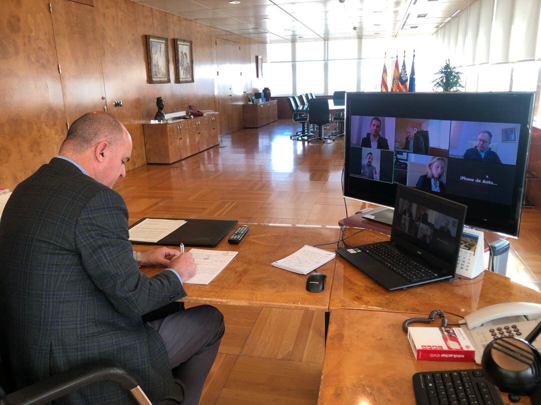 Imagen de archivo de una reunión del Consell con los ayuntamientos