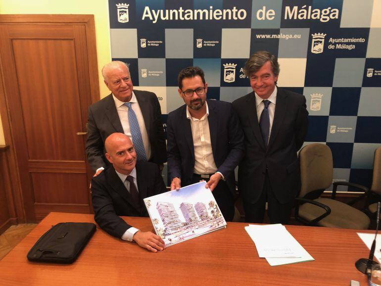 El concejal de Urbanismo, Francisco Pomares junto al arquitecto Carlos Lamela y Jorge Pérez, consejero delegado de Metrovacesa.