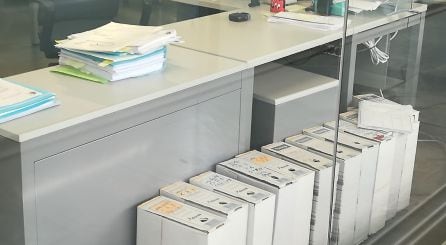 Imagen de uno de los despachos en la Fiscalía de Ciudad Real con archivos, por los suelos.