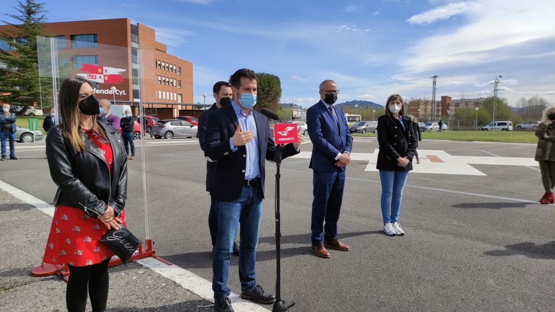 El líder del PSOE, Luis Tudanca junto al Hospital del Bierzo y arropado por cargos de su partido