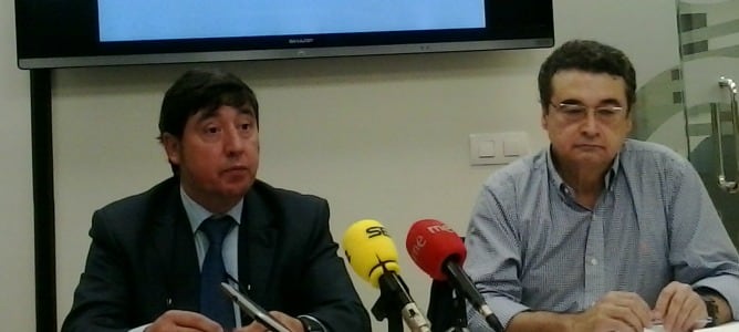 El portavoz de Euskaldendak, José Feijoo, y el secretario general de UPTA-Euskadi, Koldo Mendez, han presentado la plataforma "No al cerrojazo. Afectados por la LAU"