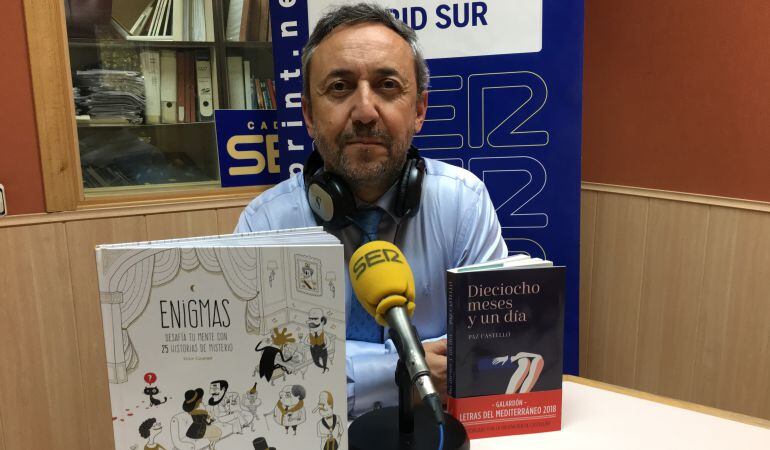 Chema Contreras, director de Rincón LIterario, con los libros que hemos recomendado esta semana.