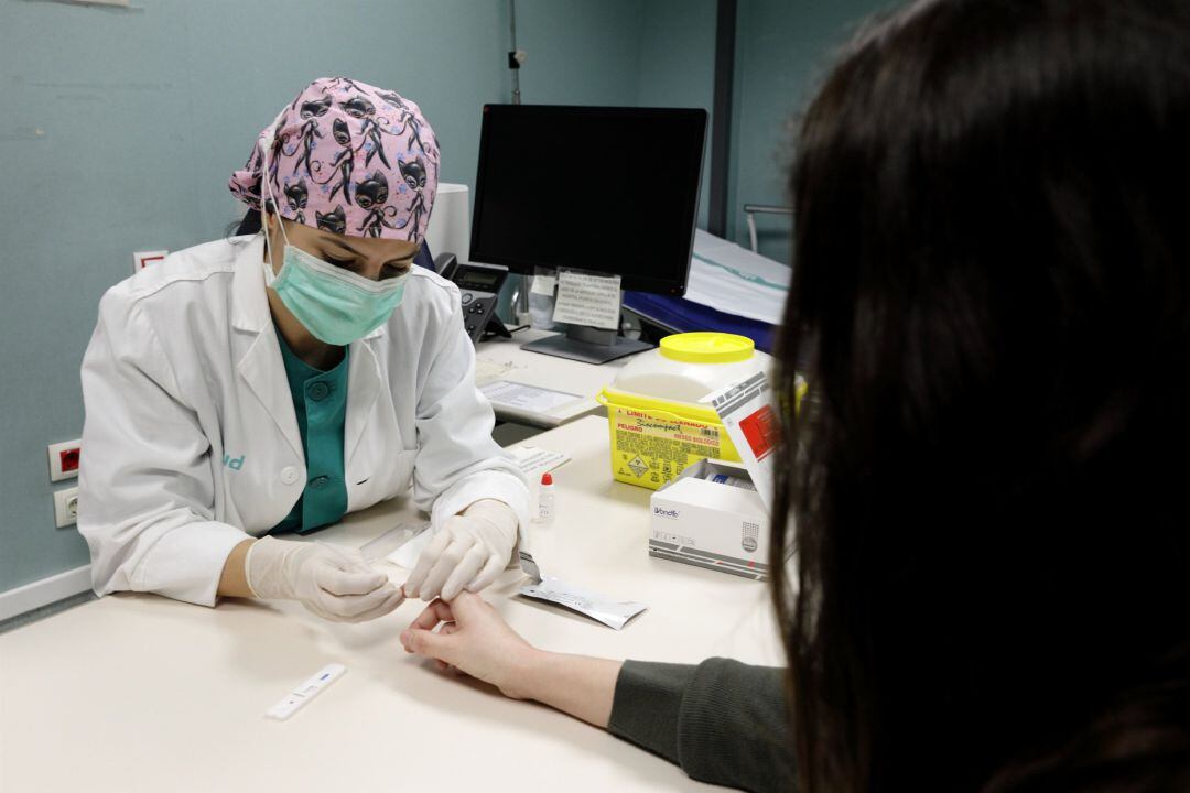 Foto de archivo de la realización de un test rápido