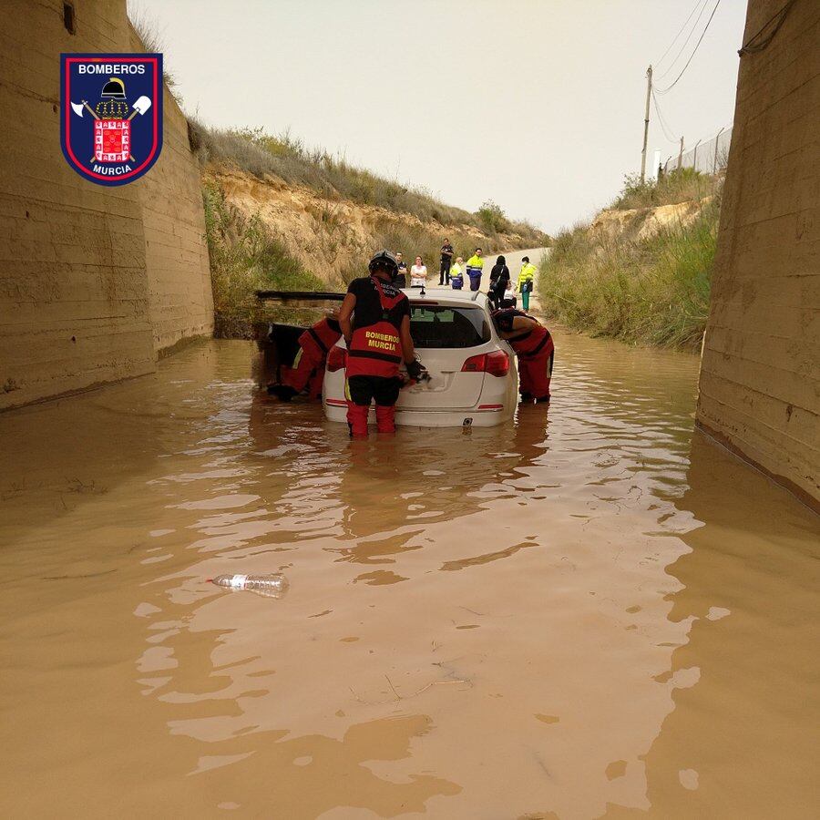 Rescatada una pareja atrapada por el agua en Avileses (Murcia)