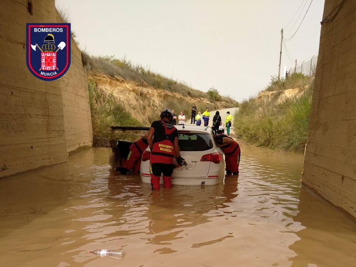 Rescatan a una pareja atrapada en su coche al pasar por un lugar inundado en Avileses (Murcia)