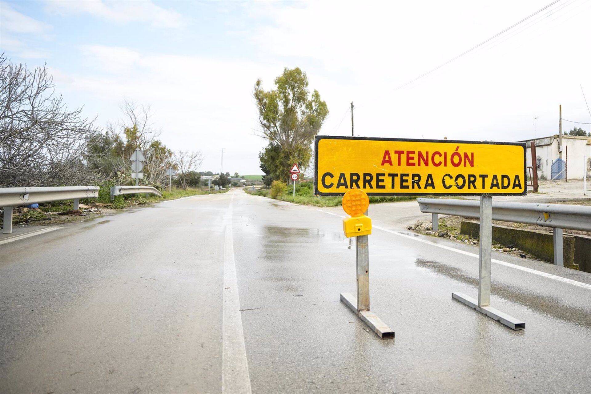Advertencia de carretera cortada por incidencias por lluvias