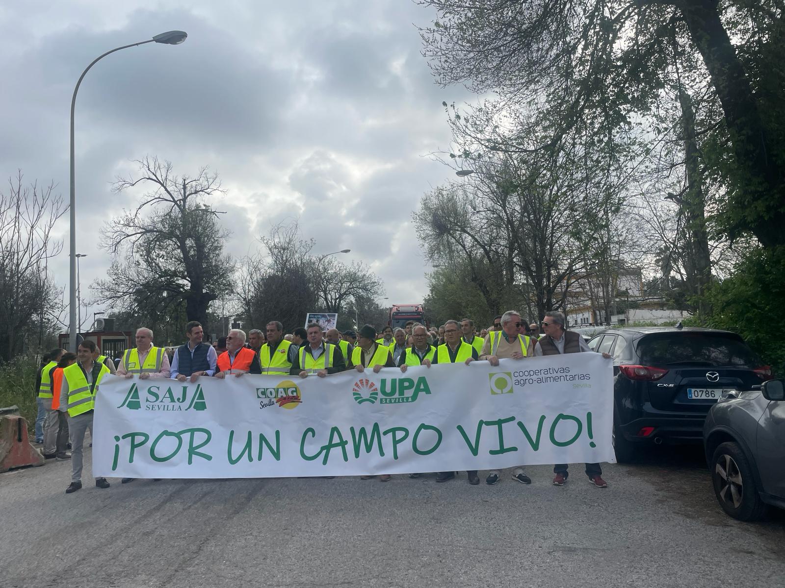 Organizaciones agrarias protestan en el Puerto de Sevilla