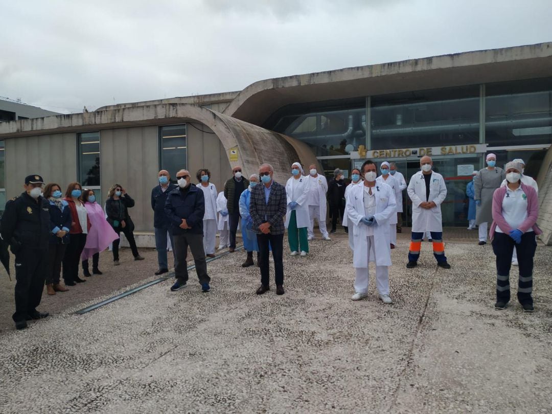 Homenaje al primer sanitario fallecido en Extremadura realizado ante su centro de salud