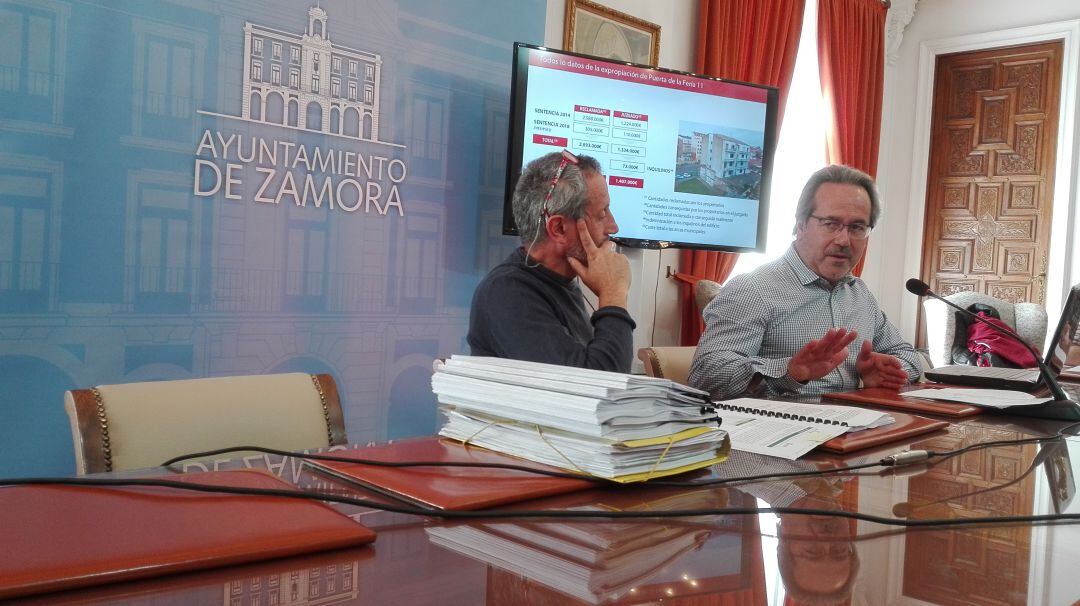 Romualdo Fernández y Francisco Guarido en la rueda de prensa posterior a la Junta Local de Gobierno