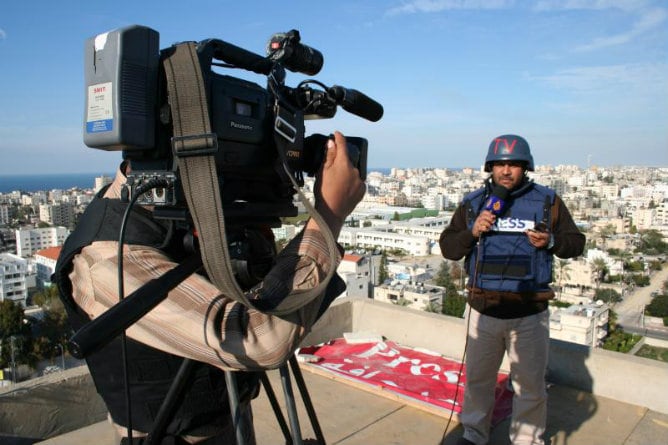 Wael Al-Dahdouh, corresponsal en Gaza de Al-Jazeera, rompe a llorar en directo