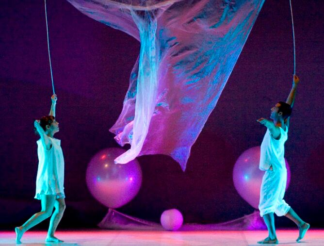 La danza contemporánea también tiene su espacio en el ciclo 'Menut teatre' con Río de Luna, premio al Mejor Espectáculo de Danza en Feten 2011. Esta pieza de la compañía gaditana Date Danza, recomendada para espectadores de entre cero y tres años acerca a través del movimiento a la particular relación que viven los bebés con el mundo que les rodea