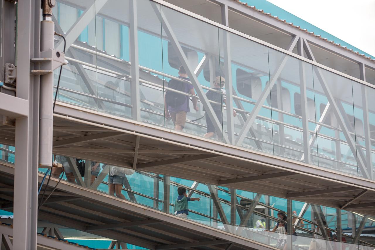 Passatgers arribant al port de Son Blanc a Ciutadella.