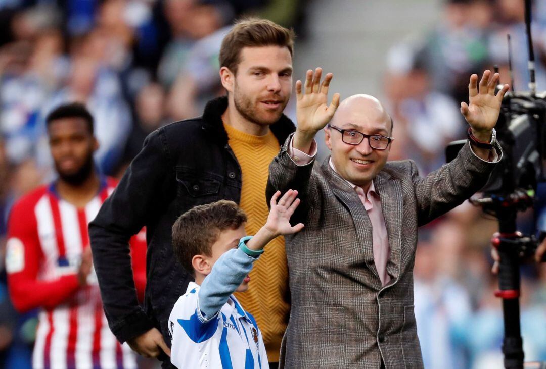 Jesus Vidal saluda con su sobrino y con Illarramendi a la afición de la Real desde el centro de Anoeta