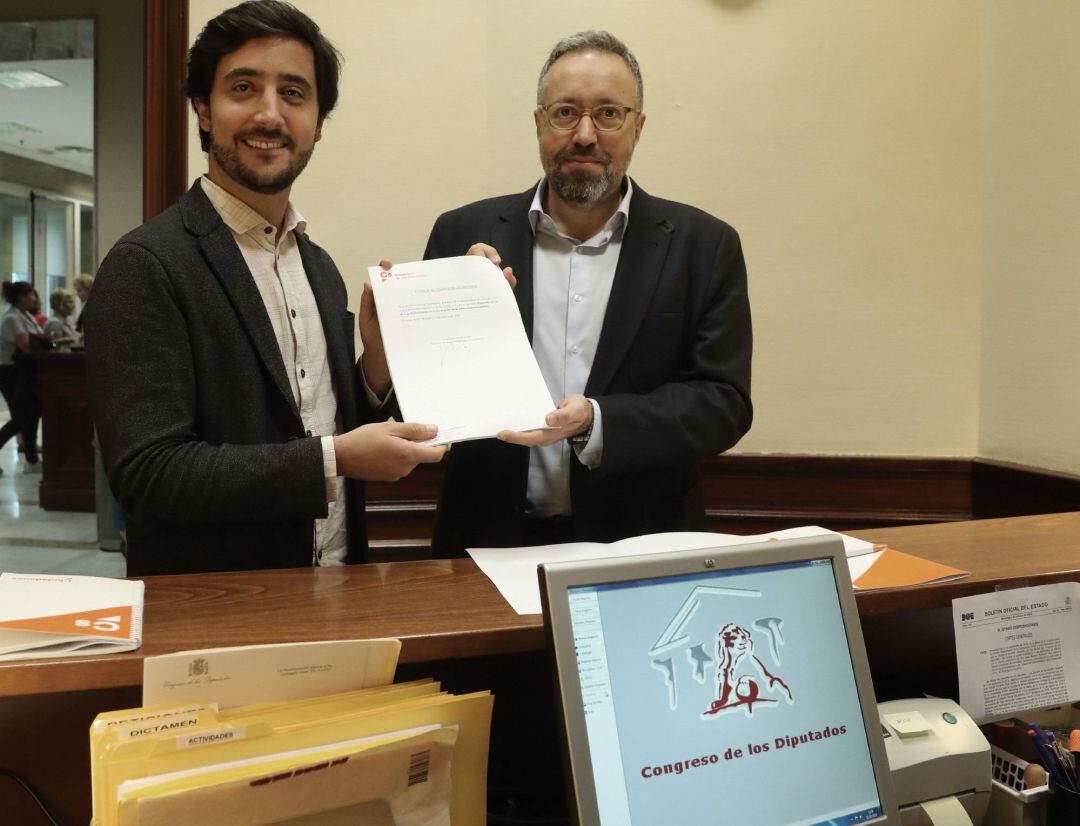 El portavoz de Ciudadanos en el Congreso de los Diputados Juan Carlos Girauta y Toni Roldán, durante la presentación de un proyecto de Ley &quot;anti-dedazos&quot;