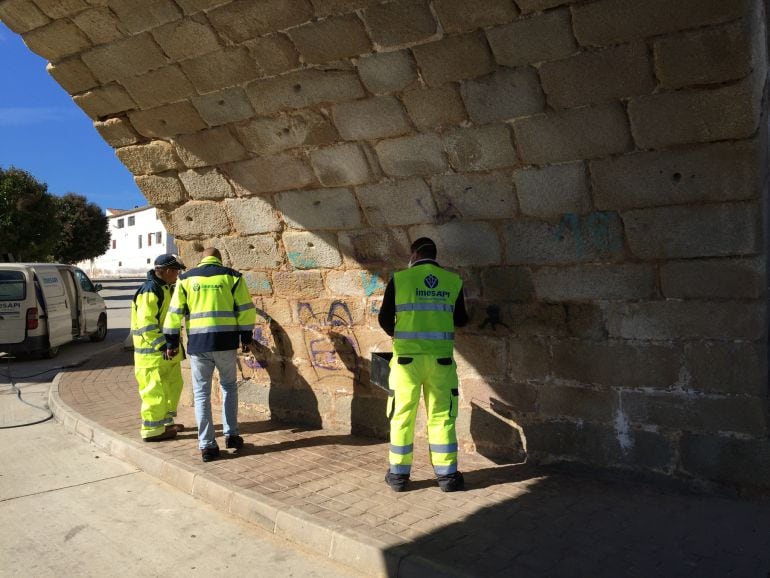 Operarios de la empresa especializada para limpiar los grafiti.