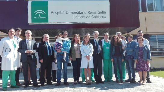 El equipo del hospital Reina Sofía y el consejero de Salud, Aquilino Alonso, junto a la familia Enma y su familia.