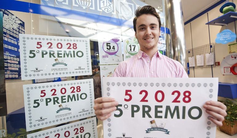 El dueño de la administracion del Centro comercial de Valle Real de Cantabria, donde también han entregado uno de los quintos premios, el 52.028, de la Loteria de Navidad