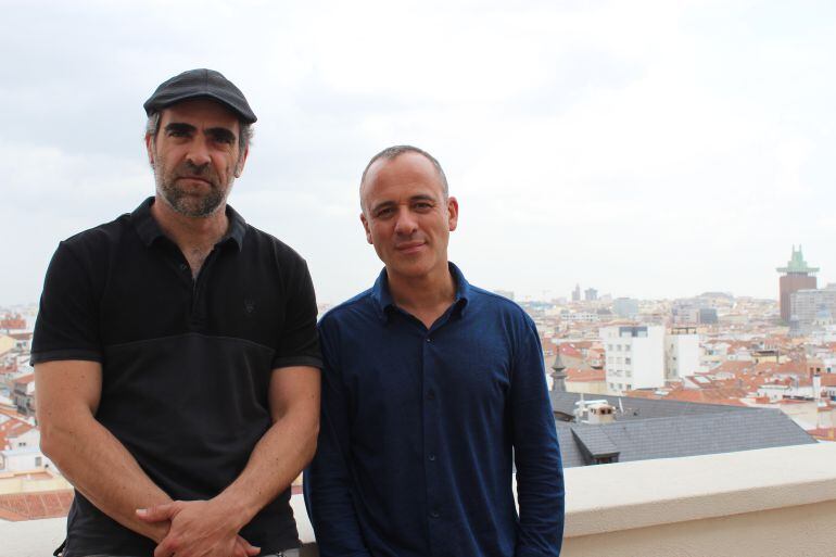 Luis Tosar y Javier Gutiérrez en la terraza de los estudios de Radio Madrid