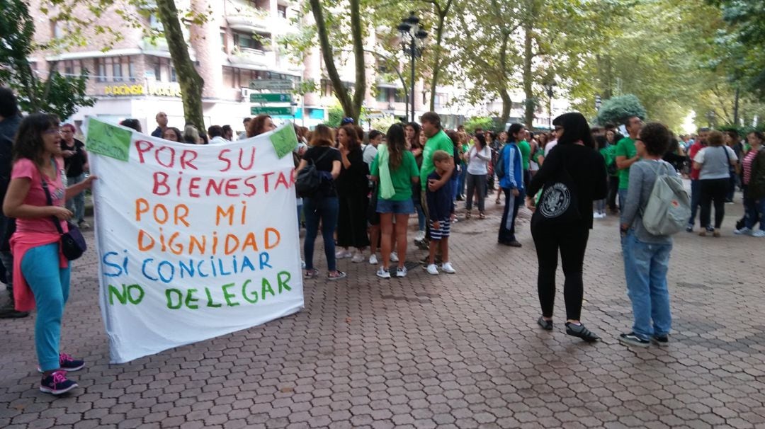 Profesores cántabros concentrados ante Educación en el inicio del curso escolar, el pasado viernes, 7 de septiembre.